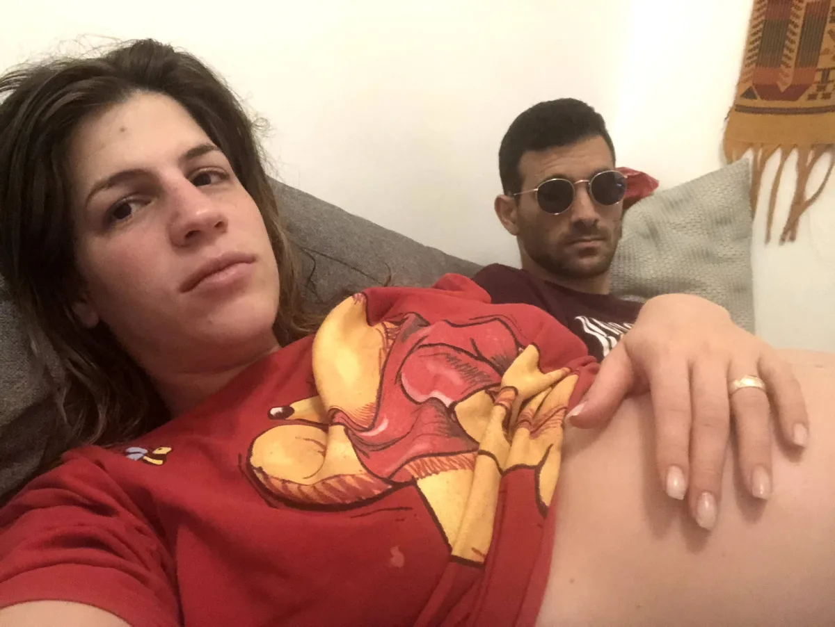עדי ומני על הספה בבית, מרץ 2020, בהיריון הראשון ובסגר הראשון